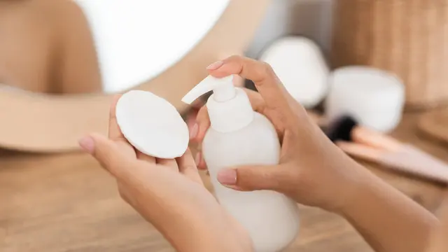 3 Cara Membersihkan Bekas Lipstik Agar Bibir-Mu Tetap Sehat