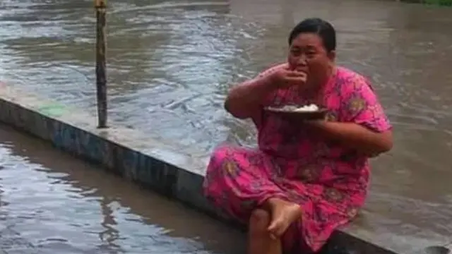 6 Potret Orang Makan dengan Santai Saat Banjir Ini Bikin Geleng Kepala
