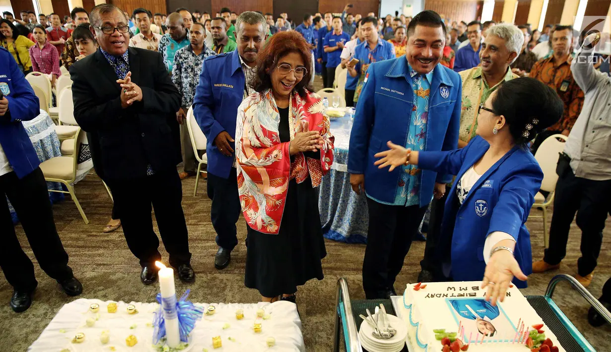 Menteri Kelautan dan Perikanan Susi Pudjiastuti dan Politisi Partai Demokrat Michael Wattimena saat menghadiri acara Rakornas Gerakan Angkatan Muda Kristen Indonesia (GAMKI) di Jakarta, Jumat (12/1). (Liputan6.com/Johan Tallo)
