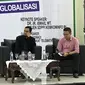 Johny Siswadi (kiri) saat diskusi seminar Peluang dan Tantangan Telekomunikasi Nasional dalam Era Efisiensi Industri dan Globalisasi di Telkom University, Bandung, Sabtu (22/10/2016). Liputan6.com/Muhammad Sufyan Abdurrahman