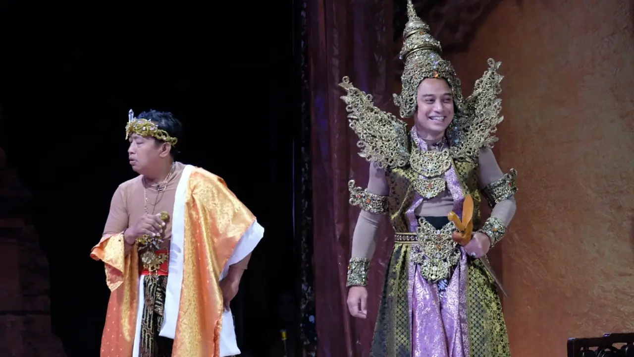 Eri Cahyadi (kanan) saat bermain ludruk. (Dian Kurniawan/Liputan6.com).