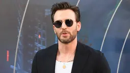 Aktor Chris Evans menghadiri pemutaran perdana film The Grey Man di TCL Chinese Theatre, Hollywood, California, Amerika Serikat, 13 Juli 2022. Evans menerjang karpet merah dalam sepasang nuansa penerbang yang stylish dan menata rambut cokelatnya dengan gaya koif. (VALERI MACON/AFP)