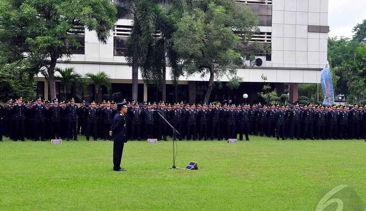 Upacara di kantor Direktorat Jenderal Bea dan Cukai itu diikuti pejabat dan ratusan PNS DJBC, Jakarta, Selasa (9/12/2014). (Liputan6.com/Johan Tallo)