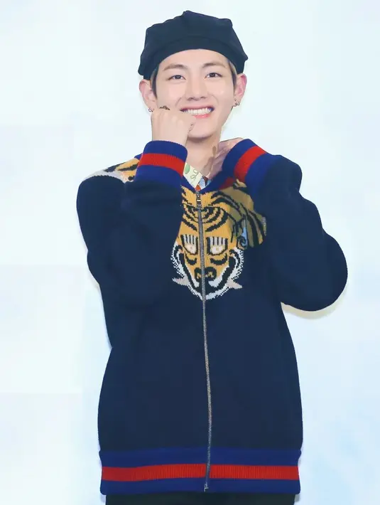 Lantaran sering mengenakan merek Gucci, V BTS pun dijuluki The Human Gucci. Wajar jika akhirnya V BTS menjadi trendsetter fashion. (Foto: kpopmap.com)