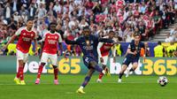 Ousmane Dembele dari PSG mencetak gol dari titik penalti yang menjadi gol pembuka timnya selama pertandingan final Liga Champions antara Paris Saint-Germain dan Arsenal di Budapest, Hongaria, Sabtu, 30 Mei 2026. (AP Photo/Andreea Alexandru)