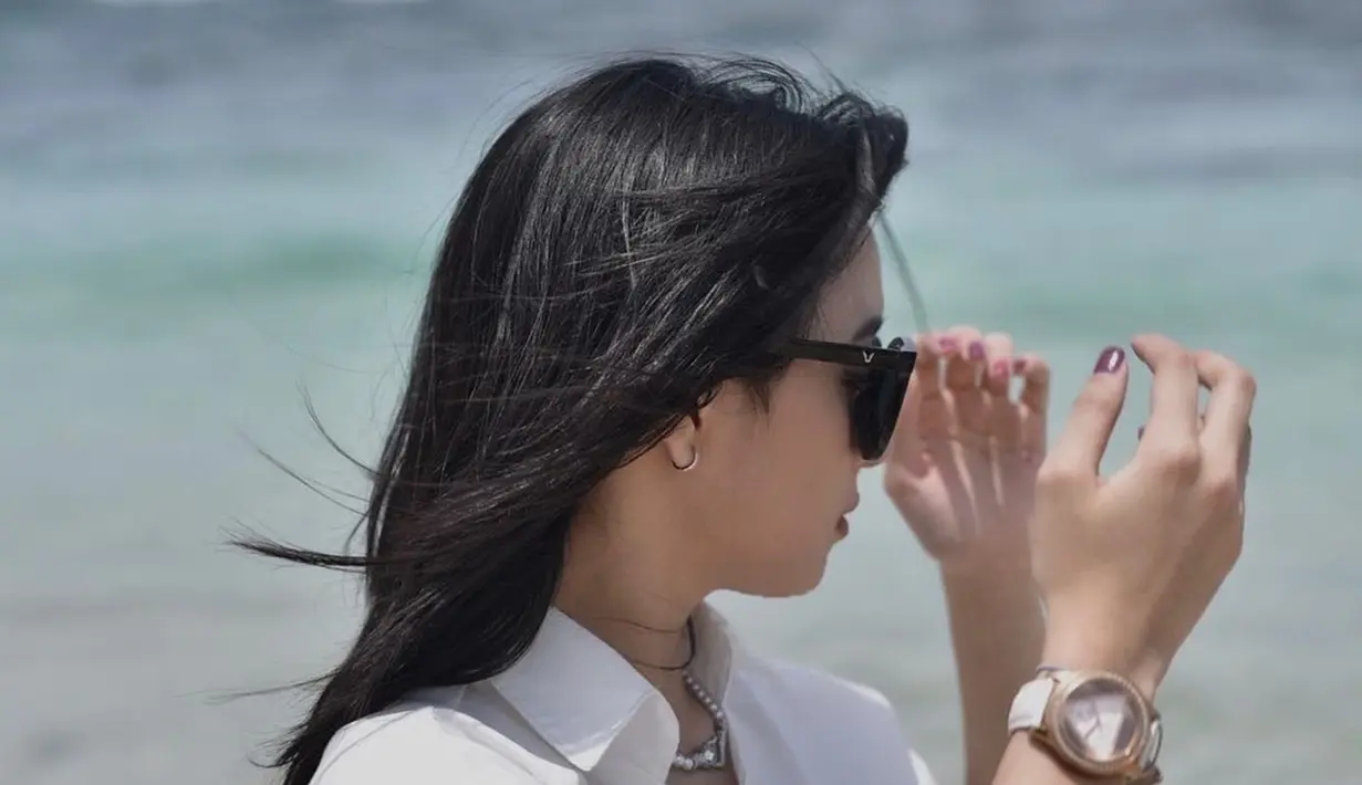 Bergaya candid juga dilakukan oleh pemilik nama lengkap Azizi Shafa Asadel. Zee yang terlihat dari samping ini memperlihatkan parasnya yang memesona. Tak ayal, banyak yang terpesona dengan penampilan Zee di pantai ini. (Liputan6.com/IG/@jkt48.zee)
