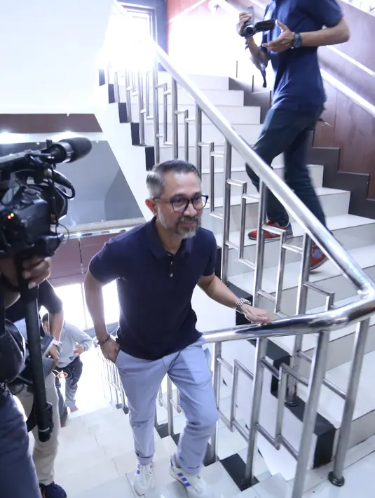 "Namanya musibah, dimana-mana, pasti ada stres. Tapi yang gue lihat masih normal. Ketawa, ngobrol enak. Ga yang stres ga bisa ngapa-ngapain. Semoga bisa stabil kondisinya," kata Lukman Sardi di Polres, Jumat (4/8). (Adrian Putra/Bintang.com)