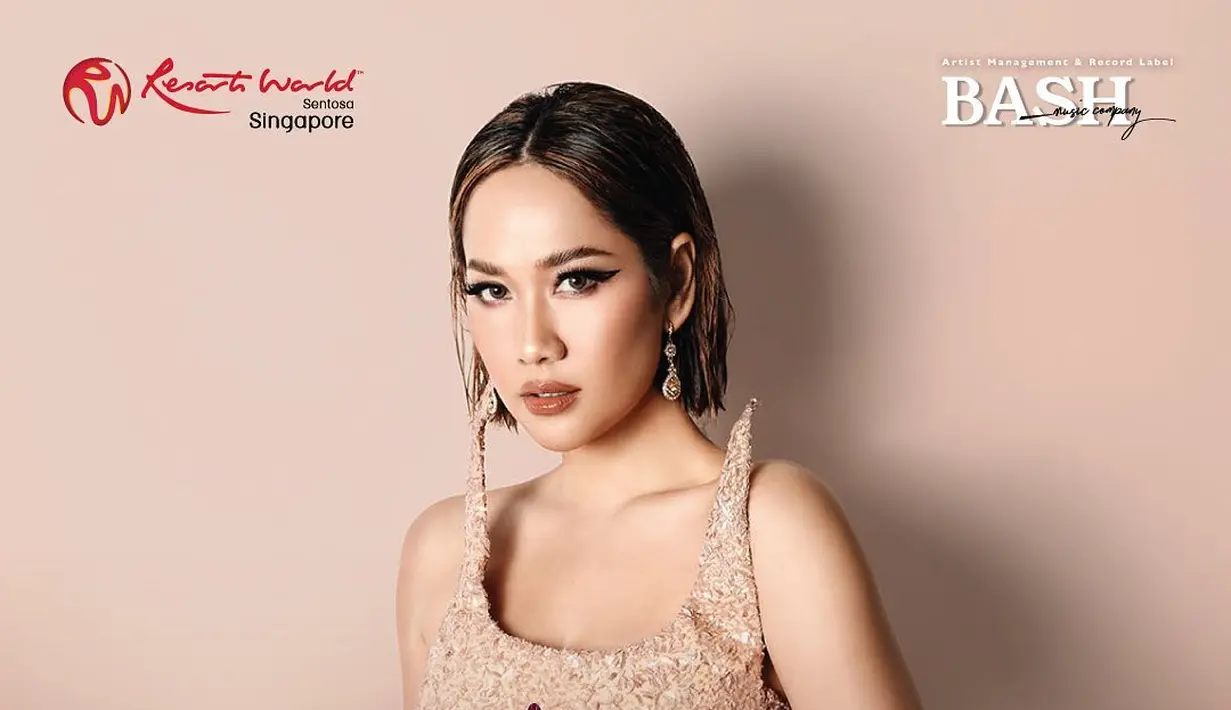 <p>Di foto lainnya, BCL juga mengenakan tank top dress sequin bernuansa gold dengan anting senada. Kali ini tampil dengan rambut bob aslinya. (Foto: Instagram @teambcl Fotografer: @davianakbar)</p>