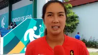 Petenis putri Indonesia, Aldilla Sutjiadi,  lolos ke perempat final bersiap menghadapi petenis Chinesse Taipei, Wang Qiang (Liputan6.com / Nefri Inge)