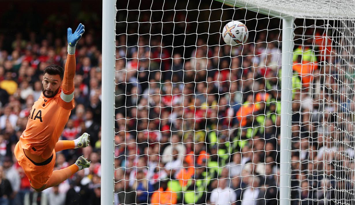 Bermain agresif sejak awal laga, Arsenal baru memetik gol pada menit ke-19 melalui Thomas Partey. Tembakan kerasnya dari luar kotak penalti usai meneruskan umpan datar Ben White bersarang telak di sudut kiri atas gawang Hugo Lloris. (AFP/Adrian Dennis)