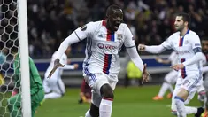 Bek Lyon, Mouctar Dikhaby melakukan selebrasi usai mencetak gol ke gawang AS Roma pada leg pertama babak 16 besar Liga Europa di Stade de Lyon, Prancis, (9/3). Lyon berhasil mengalahkan AS Roma dengan skor 4-2. (AFP Photo / Philippe Desmazes)