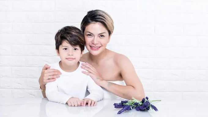 [Fimela] 6 Potret Azka Anak Nikita Mirzani Saat Diajak Billy Syahputra Main Sepak Bola