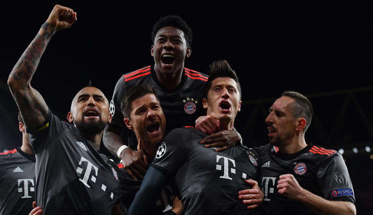 Pemain Bayern Munchen merayakan gol yang dicetak Robert Lewandowski ke gawang Arsenal pada leg kedua babak 16 besar Liga Champions di Stadion Emirates, London, (7/3/2017). Bayern Munchen menang agregat 10-2 atas Arsenal. (AFP/Ben Stansall)