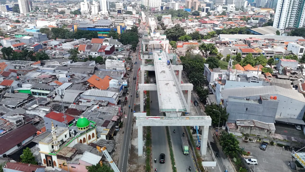 Realisasi pengerjaan Light Rail Transit (LRT) Jakarta Fase 1B rute Velodrome-Manggarai