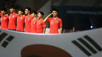 Tim sepak bola Korea Selatan menyanyikan lagu kebangsaan sebelum melawan tim sepak bola Iran pada babak 16 besar pada Asian Games 2018 di Stadion Wibawa Mukti, Cikarang, Jawa Barat, Kamis (23/8). ANTARA FOTO/INASGOC/Djuli Pamungkas/Sup/18