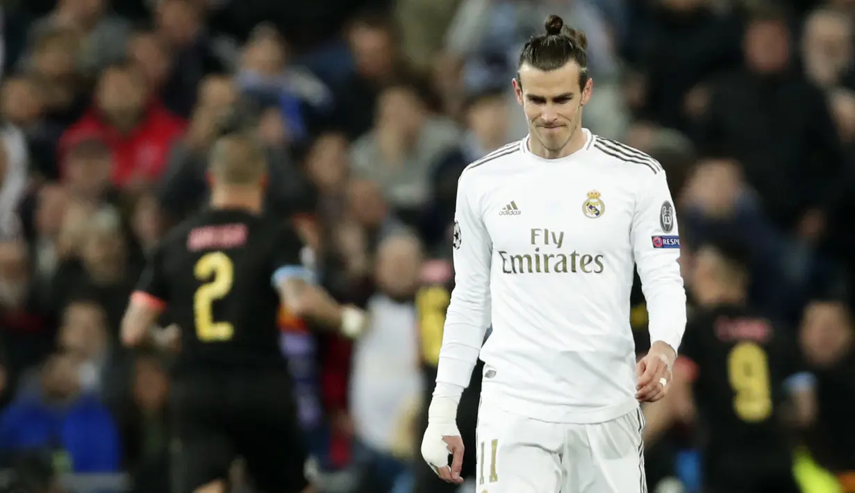 Penyerang Real Madrid, Gareth Bale, tampak lesu usai ditaklukkan Manchester City pada laga liga Champions di Stadion Santiago Bernabeu, Rabu(26/2/2020). Manchester City menang dengan skor 2-1. (AP/Manu Fernandez)