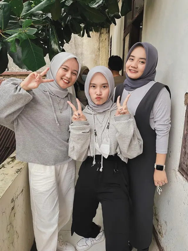 6 Potret Grup Vokal Putih Abu-Abu saat Tak Pakai Seragam Sekolah, Tampil Kece