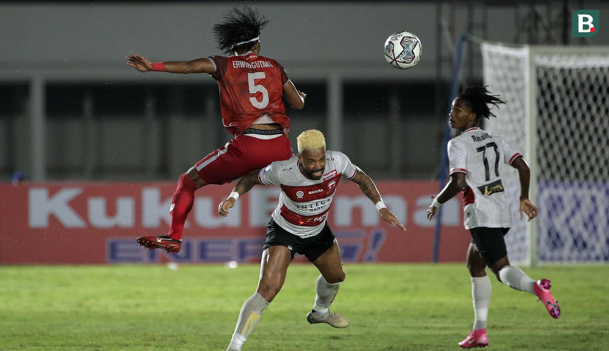 Pemain PSM Makassar, Erwin Gutawa (kiri) berebut bola dengan pemain Madura United, Rafael Feital Da Silva (tengah) saat laga BRI Liga 1 2021/2022 antara Madura United melawan PSM Makassar di Stadion Madya, Jakarta, Minggu (12/9/2021). Pertandingan berakhir imbang 1-1. (Foto: Bola.com/Ikhwan Yanuar)