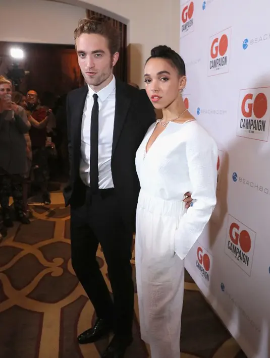 Bukan hanya itu yang menjadi bukti bahwa hubungan Pattinson dan Twigs sudah berakhir. Mengingat beberapa hari lalu Pattinson tertangkap kamera sedang asik menikmati makan malam bersamanya dengan Katy. (AFP/Mark Davis)