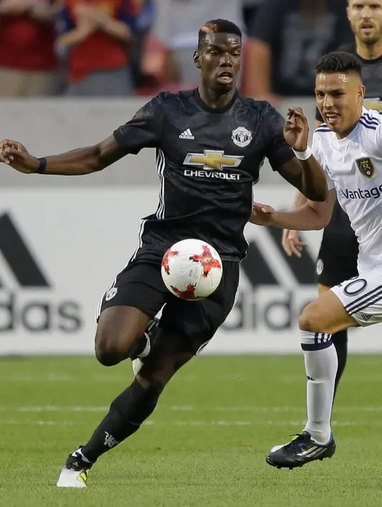 Gelandang Manchester United, Paul Pogba berusaha mengontrol bola saat bertanding melawan Real Salt Lake pada pertandingan persahabatan di Sandy, Utah (18/7). MU menang 2-1 atas Real Salt Lake. (AP Photo / Rick Bowmer)