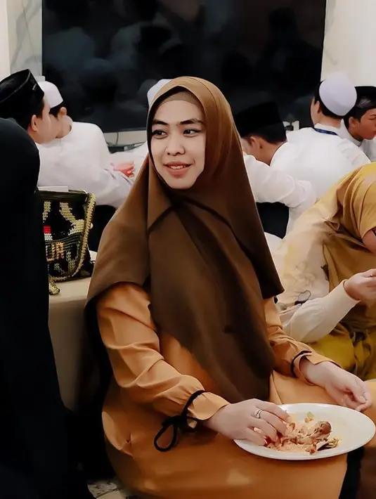 Meski sederhana, hadiah dari para santri sukses membuat Oki Setiana Dewi terenyuh dan terharu. Momen itu juga diakhiri dengan tasyakuran sederhana dan makan bersama. Wanita kelahiran Batam itu juga menggenggam harapan agar bisa menjadi diri yang lebih baik dari waktu ke waktu. (Liputan6.com/IG/@okisetianadewi)