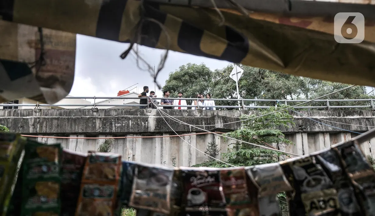 Pembeli menunggu pesanan makanan mereka yang dibeli di warung kerek di Kuningan Barat, Mampang Prapatan, Jakarta Selatan, Rabu (25/5/2022). Untuk omzet warung kerek saat ini mencapai Rp1 juta-Rp2 juta per hari dari menjual berbagai menu makan siang seperti nasi rames dan ayam geprek. (merdeka.com/Iqbal S Nugroho)