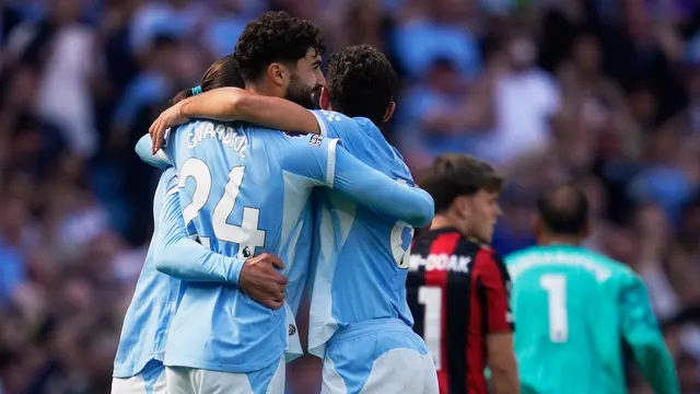 Pemain Manchester City Josko Gvardiol (24) merayakan gol bersama rekan-rekan satu tim