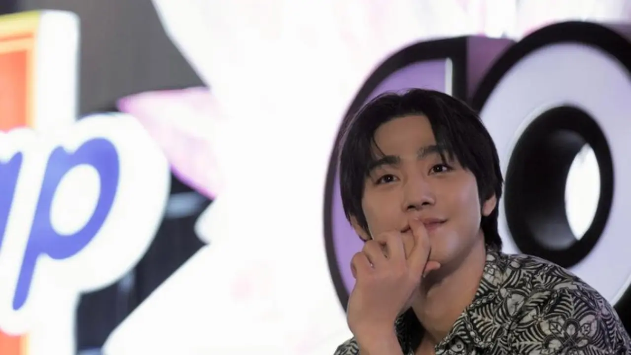 Ahn Hyo Seop saat hadir di Jakarta pakai batik