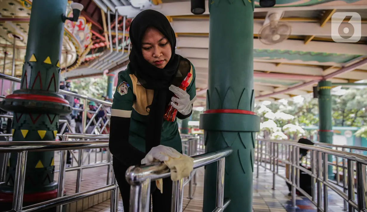 Petugas membersihkan wahana komidi putar di Dufan, Ancol, Jakarta, Sabtu (14/3/2020). Taman Impian Jaya Ancol ditutup sementara. Hal ini sesuai Instruksi Gubernur DKI Jakarta Nomor 16 Tahun 2020 Tentang Peningkatan Kewaspadaan Terhadap Risiko Penularan COVID-19. (Liputan6.com/Faizal Fanani)