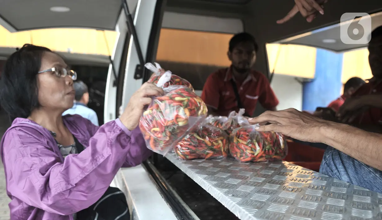 Warga membeli cabai rawit merah saat Operasi Pasar Murah di Pasar Senen, Senin (3/2/2020). Harga cabai rawit merah dijual Rp40.000 per kilogram, lebih murah dibandingkan harga pasar saat ini mencapai 90 ribu per kilogram. (merdeka.com/Iqbal S Nugroho)