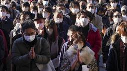 Orang-orang mengunjungi Kuil Kanda Myojin untuk berdoa Tahun Baru di Tokyo pada 4 Januari 2023.  Karyawan perusahaan, banyak yang mengenakan jas, berbondong-bondong ke kuil Kanda Myojin di pusat kota Tokyo untuk mempersembahkan doa tradisional untuk "bisnis yang baik" pada 4 Januari, hari kerja pertama tahun ini. (AFP/Kazuhiro Nogi)