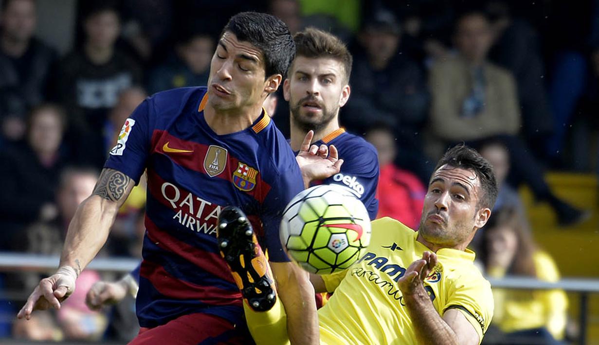 Striker Barcelona, Luis Suarez, berebut bola dengan bek Villarreal, Mario, pada laga La Liga Spanyol di Stadion El Madrigal, Vila-real, Minggu (20/3/2016). Kedua tim bermain imbang 2-2. (AFP/Jose Jordan)