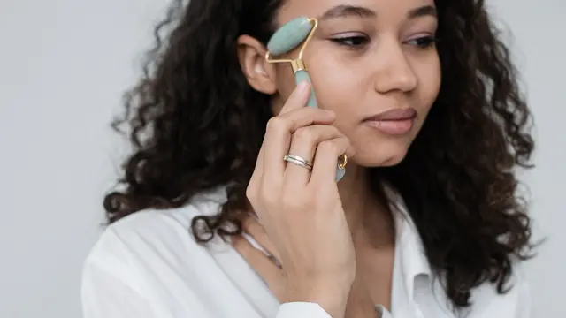 9 Langkah Pijat Wajah agar Kulit Terlihat Kencang dan Awet Muda