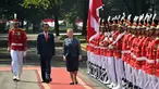 Presiden RI, Joko Widodo (Jokowi) mendampingi Presiden Presiden Republik Chile, Michelle Bachelet  Jeria memeriksa pasukan kehormatan saat upacara penyambutan kenegaraan di Istana Kepresidenan, Jakarta, Jumat (12/5). (Bay ISMOYO/AFP)