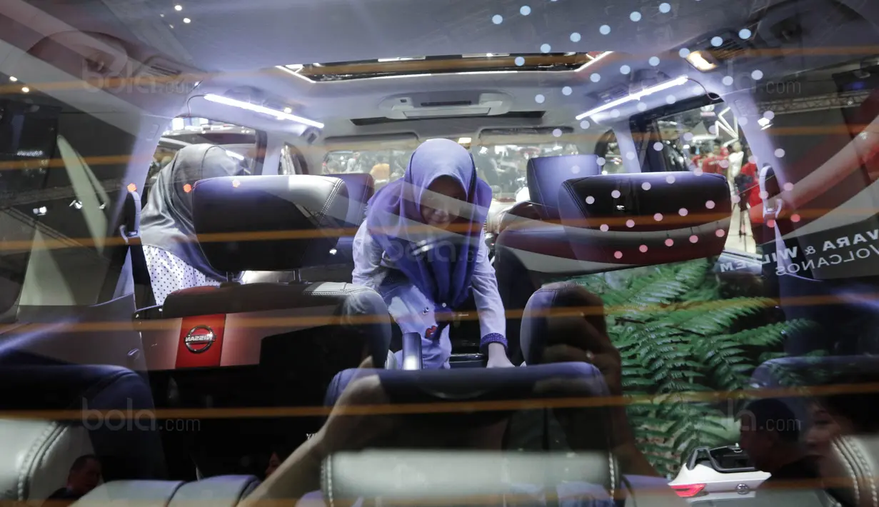 Seorang pengunjung mencoba fasilitas mobil di pameran otomotif GIIAS 2017 di ICE BSD, Tangerang, (19/8/2017).  Pameran otomotif terbesar se-Asia Tenggara tersebut menampilkan 30 merek mobil dan produk otomotif lainnya. (Bola.com/M iqbal Ichsan)