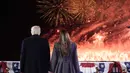 Presiden terpilih Amerika Serikat (AS) Donald Trump dan istrinya Melania Trump menyaksikan kembang api saat resepsi di Trump National Golf Club Washington DC, Sterling, Virginia, pada 18 Januari 2025. (Alex Brandon/POOL/AFP)