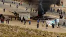 Aksi blokade jalan oleh penambang independen pada protes menuntut perubahan UU di Panduro, sekitar 160 km dari ibukota Bolivia, Kamis (25/8). Menurut laporan, Wakil Mendagri Bolivia dipukuli hingga tewas oleh para penambang. (REUTERS/David Mercado)