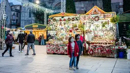 Anak-anak bermain di Pekan Raya Santa Llucia, Barcelona, Spanyol, 1 Desember 2020. Pekan Raya Santa Llucia diadakan mulai 27 November - 23 Desember dengan kapasitas pengunjung dibatasi hanya 30 persen di tengah pandemi COVID-19. (Xinhua/Joan Gosa)
