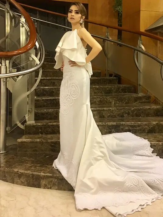 Busana putih sepertinya sudah jadi andalan ibu satu anak ini. Seperti dalam potretnya, Tiwi tampak mengenakan gaun putih panjang dengan lengan terbuka. Penampilannya itu terihat cantik dan begitu elegan. (Liputan6.com/IG/tentangtiwi)