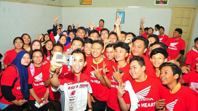 Gerry Salim bersama para siswa SMA GIKI 2 Surabaya di acara Honda Dream Cup Tour