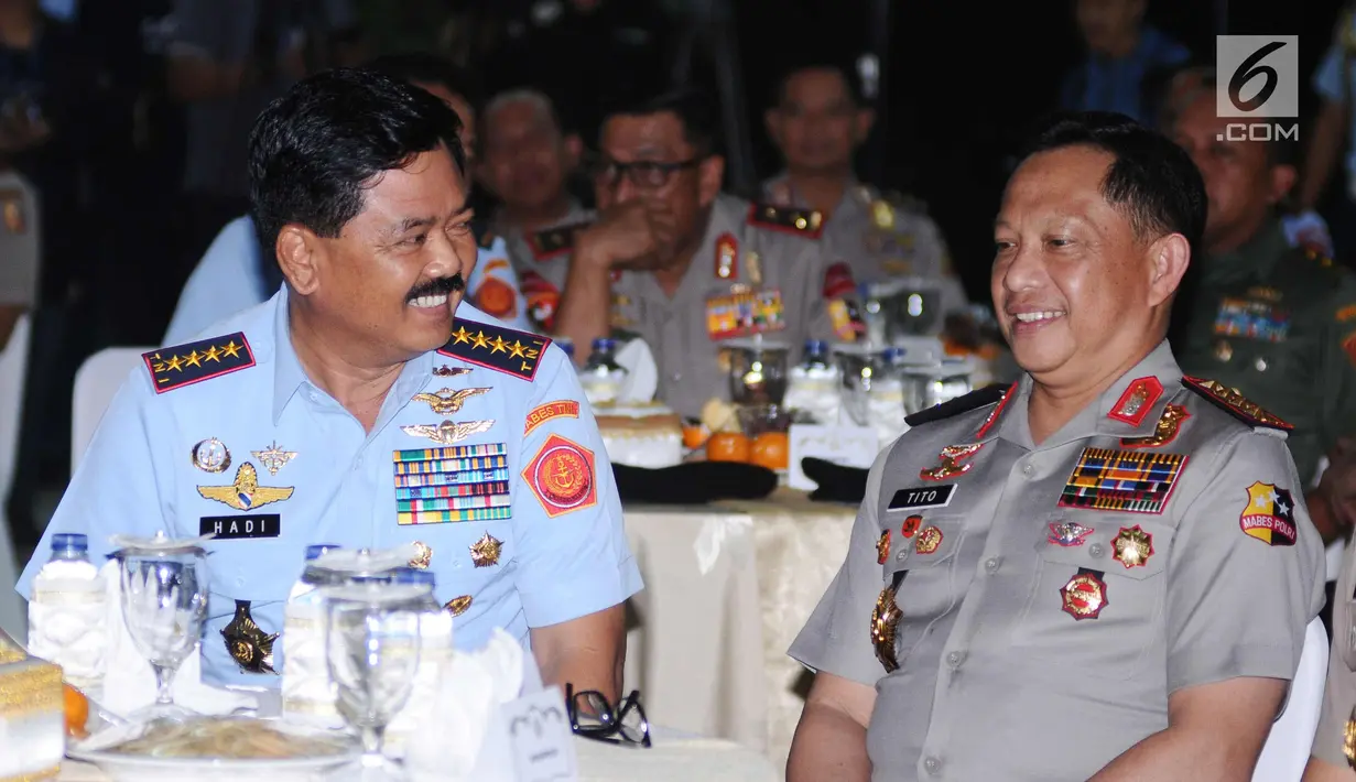 Panglima TNI, Marsekal Hadi Tjahjanto (kiri) bersama Kapolri, Jenderal Pol Tito Karnavian di Mabes TNI, Jakarta, Senin (11/12). Pertemuan bertujuan meningkatkan soliditas jajaran TNI-Polri dalam menjaga keamanan. (Liputan6.com/Helmi Fithriansyah)