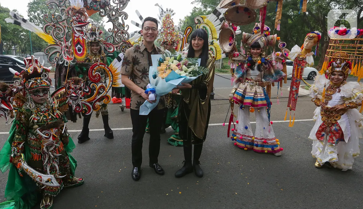 CEO PT. Lippo Karawaci John Riady memberi karangan bunga kepada Event Director Jember Fashion Carnaval (JFC) Intan Ayundavira di Lippo Karawaci, Tangerang, Banten, Sabtu (23/11/2019). Acara menghadirkan 80 kostum unik merupakan rangkaian Lippo Village Festival 2019. (Liputan6.com/Fery Pradolo)