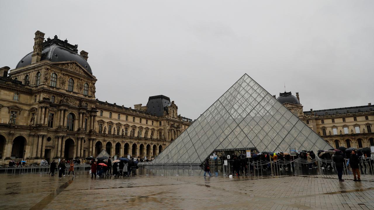 Museum Louvre Paris Ditutup