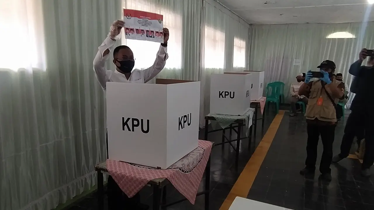 Calon Independen di Pilkada Tasikmalaya Cep Zamzam mencoblos d lingkungan sekitar tempat tinggalnya. (Liputan6.com/