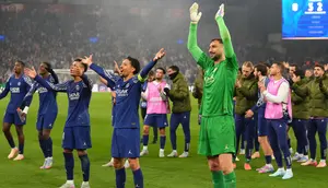 Kiper PSG, Gianluigi Donnarumma, dan rekan setimnya bertepuk tangan kepada para penggemar di akhir pertandingan leg kedua perempat final Liga Champions antara Aston Villa dan Paris Saint-Germain di stadion Villa Park, Birmingham, Inggris, Rabu dini hari WIB (16-4-2025). (Foto AP/Frank Augstein)