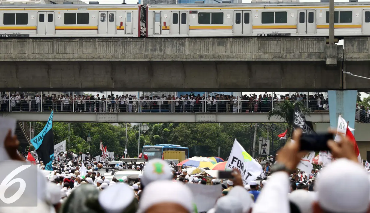 Massa aksi damai 4 November memadati jembatan penyebrangan dan sekitaran Jalan Ir. H. Juanda dekat Masjid Istqlal, Jakarta, Jumat (4/11). (Liputan6.com/Gempur M. Surya)