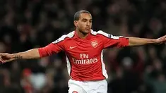 Aksi selebrasi winger Arsenal Theo Walcott seusia mencetak gol ke gawang Barcelona pada leg pertama babak perempat final Liga Champions di Emirates Stadium, London, 31 Maret 2010. AFP PHOTO/ADRIAN DENNIS