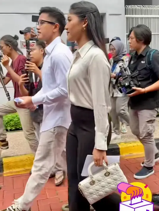 <p>Erina terlihat mengenakan &lsquo;Dior Tribales Earrings&rsquo; yang memiliki harga berkisar Rp12, 1 juta, menurut situs resmi Dior.com. Sementara tas yang ditentengnya merupakan &lsquo;Small Lady D-Joy Bag&rsquo; yang ditaksir sekitar Rp85 juta. [Instagram: @psi_id/@erinagudono].</p>