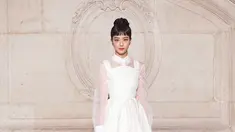 Jisoo pernah tampil memukau dengan tampilan yang berbeda dari biasanya. Rekan Lisa Blackpink ini tampil menawan di acara Dior 2023 Haute Couture. Kecantikan Jisoo ini sukses menyita perhatian warganet. (Liputan6.com/IG/sooyaa_)