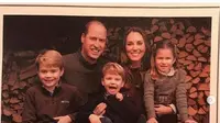 Potret keluarga Kate Middleton dan William beserta ketiga anaknya yang diyakini untuk kartu Natal 2020. (dok. Instagram @theduchess_kate/https://www.instagram.com/p/CItRjuwlmyG/Dinny Mutiah)